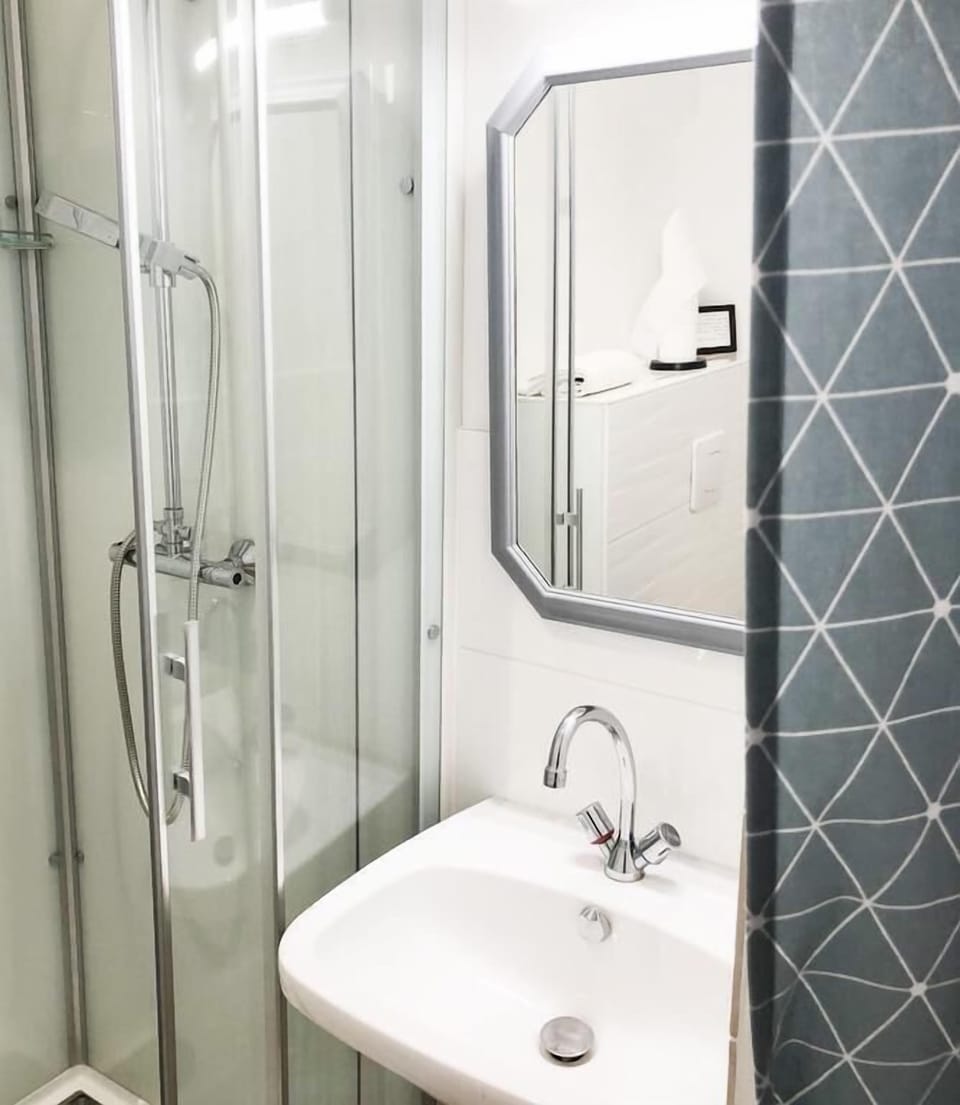 Basic Double Room (La Belle Bleue) | Bathroom | Free toiletries, hair dryer, towels