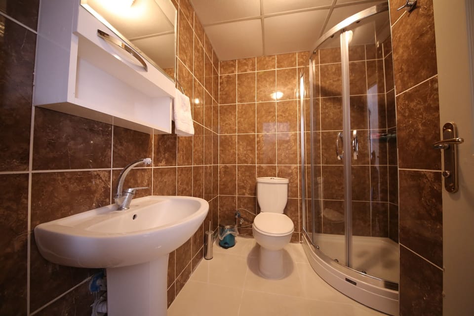 Standard Quadruple Room | Bathroom | Free toiletries, hair dryer, slippers, towels