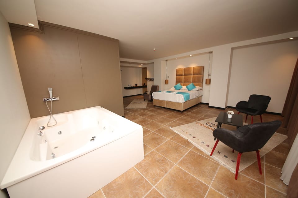 Elite Studio Suite, 1 Queen Bed, Jetted Tub, Courtyard View | Egyptian cotton sheets, premium bedding, in-room safe, blackout drapes