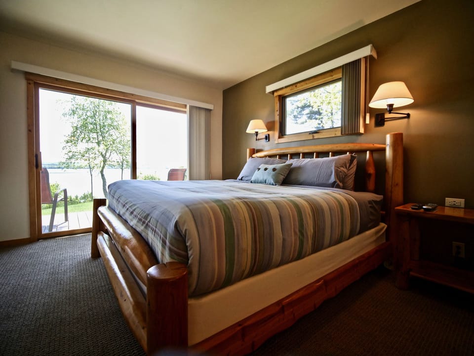 Traditional Room, 1 King Bed, Non Smoking, Lake View | Desk, free WiFi, bed sheets