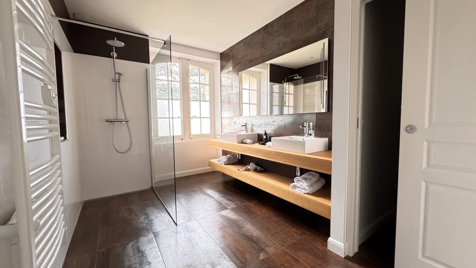 Junior Double or Twin Room, Ensuite, Garden View | Bathroom | Shower, rainfall showerhead, hair dryer, slippers