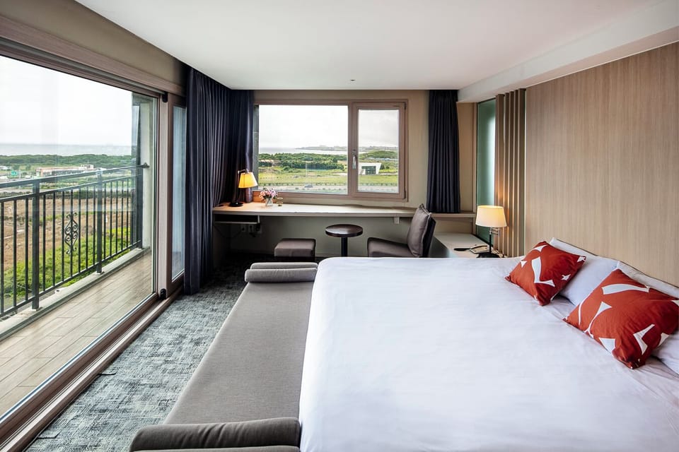 Premier Room, 1 King Bed, Jetted Tub, City View | Desk, blackout drapes, soundproofing, WiFi (free)