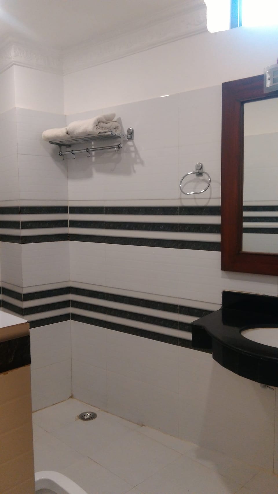 Suite | Bathroom | Shower, free toiletries, slippers, towels