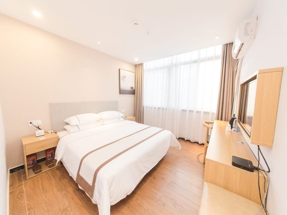 Business Double Room | Blackout drapes, WiFi (free), bed sheets