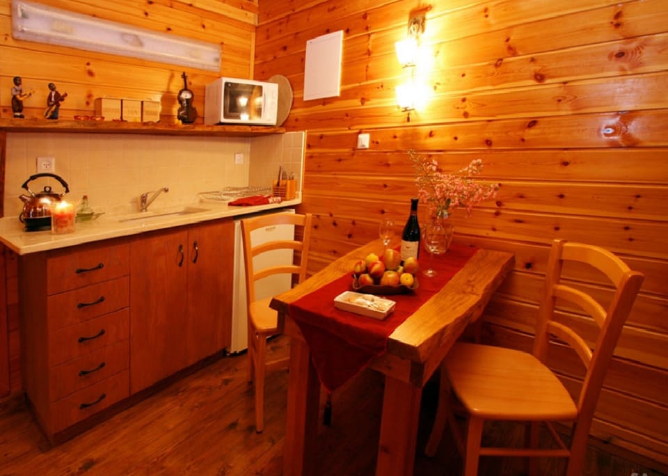 Comfort Cabin, Non Smoking | Private kitchenette | Fridge, microwave, stovetop, coffee/tea maker