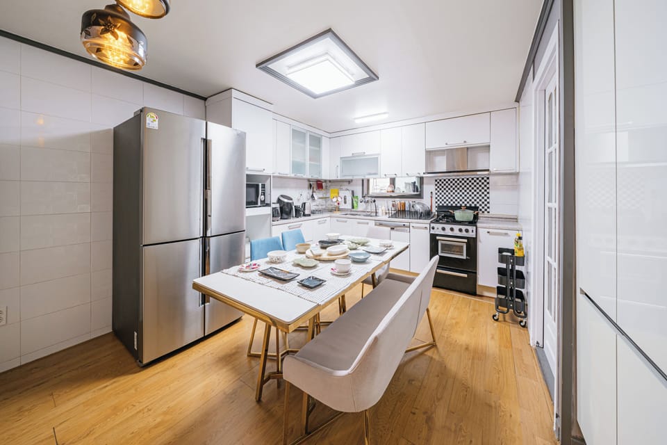 Premium Penthouse | Private kitchen | Fridge, microwave