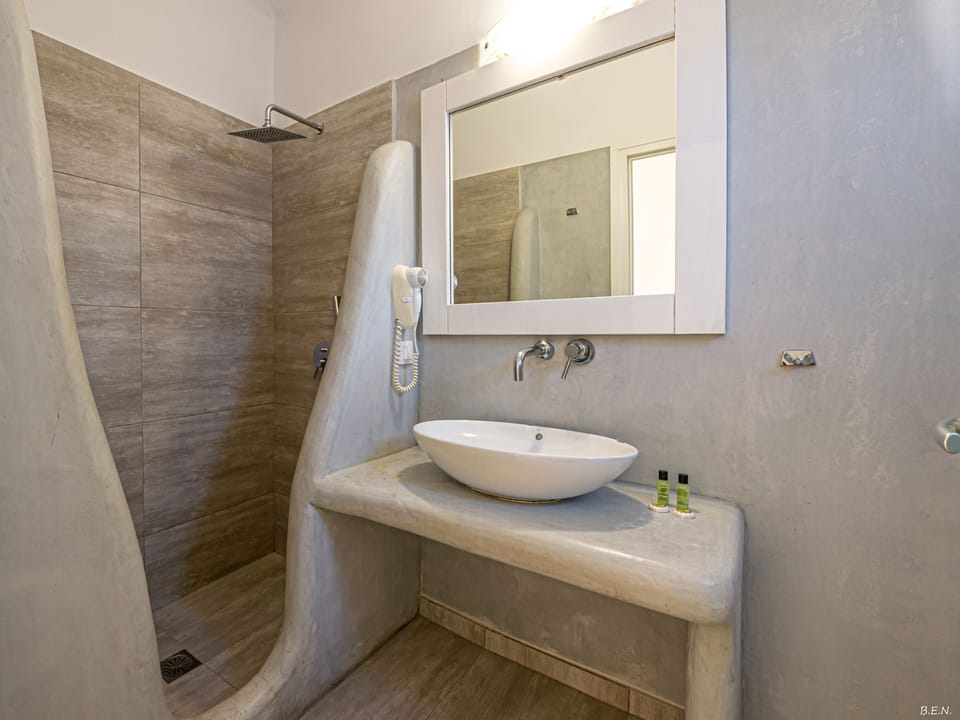 Standard Triple Room | Bathroom | Shower, hair dryer, towels