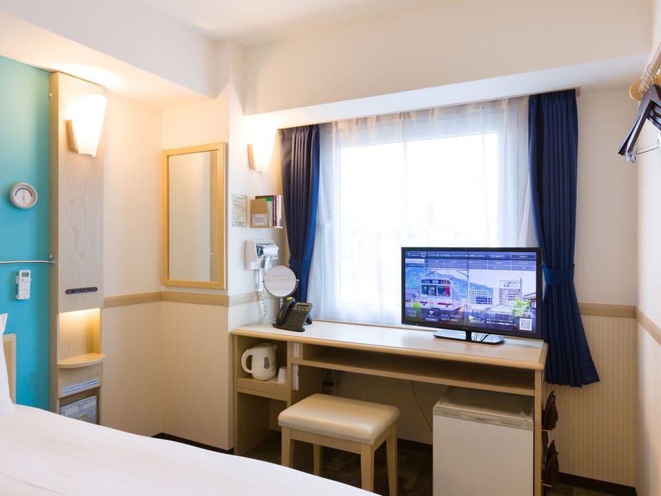 Desk, WiFi, bed sheets, wheelchair access