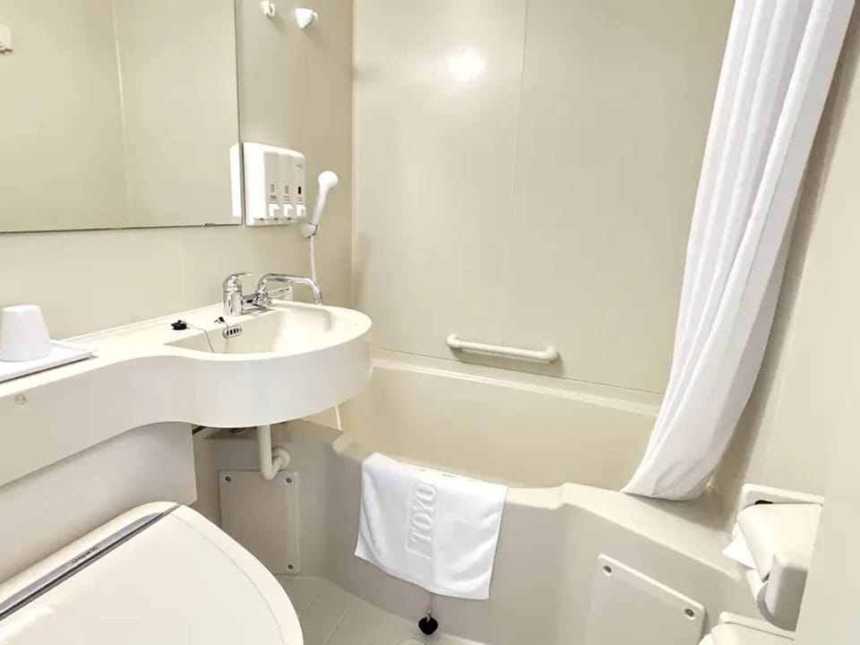 Combined shower/tub, deep soaking tub, free toiletries, hair dryer