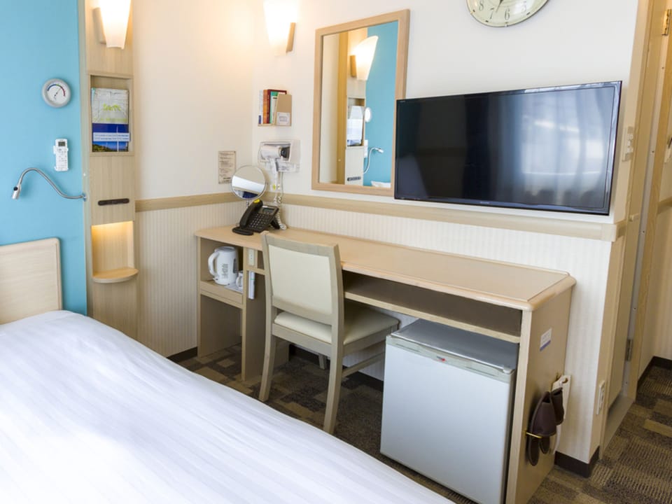 Desk, WiFi, bed sheets