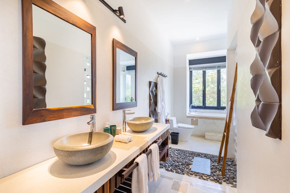 Superior Double Room | Bathroom | Combined shower/tub, deep soaking tub, rainfall showerhead