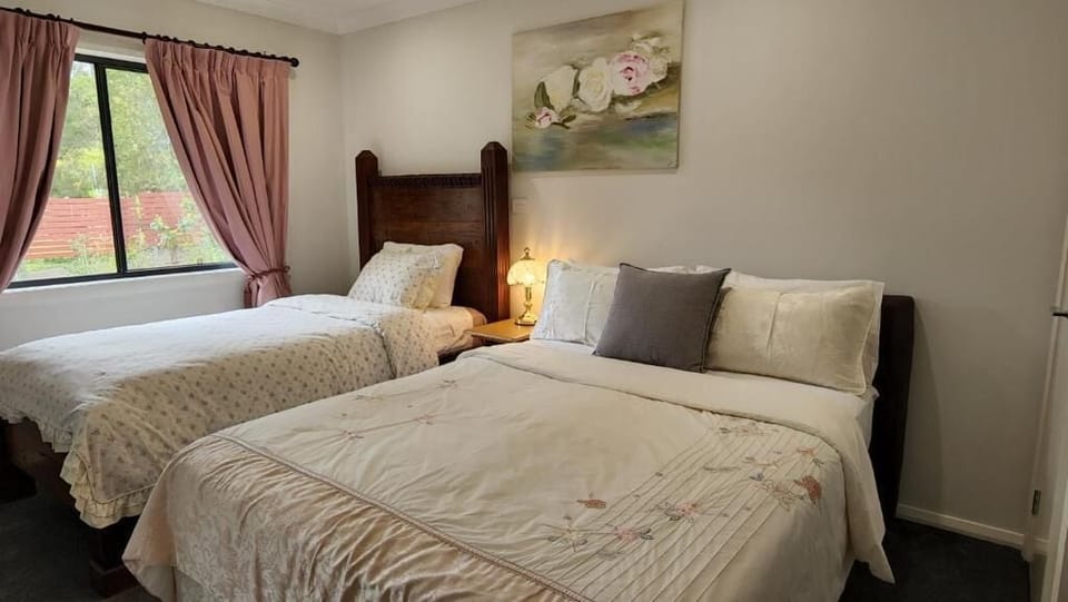 Senior Room | Egyptian cotton sheets, premium bedding, Select Comfort beds, desk