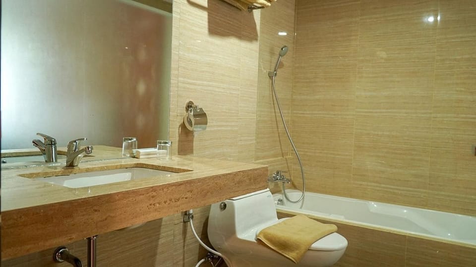 Deluxe Room, 1 King Bed | Bathroom | Free toiletries, slippers, towels, soap