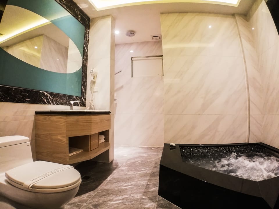 Deluxe Double Room | Bathroom | Jetted tub, hair dryer, slippers, towels