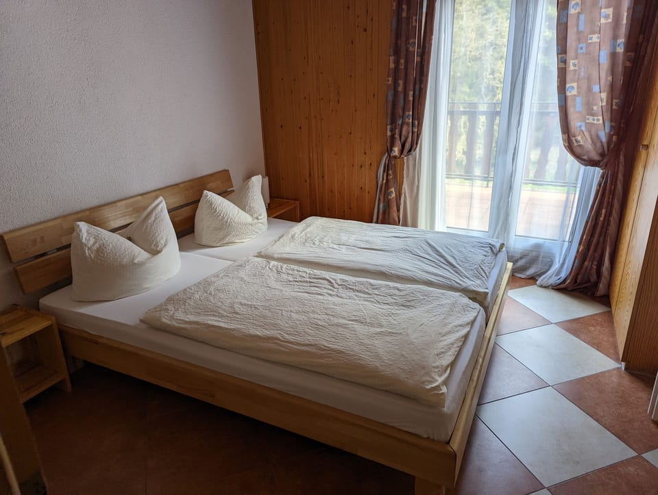 Desk, soundproofing, free WiFi, bed sheets