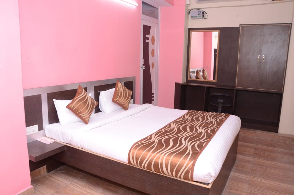 Premium Double Room | Egyptian cotton sheets, premium bedding, desk, rollaway beds