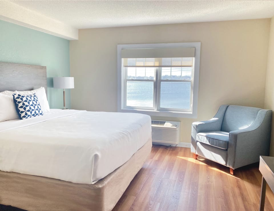 1 bedroom, hypo-allergenic bedding, desk, laptop workspace