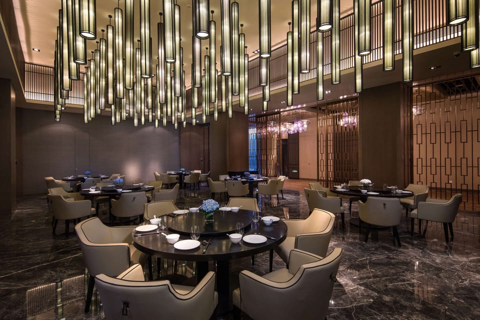 3 restaurants; lunch and dinner served