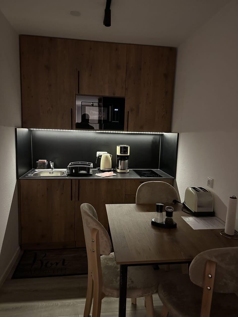 Comfort Apartment, Courtyard View | Shared kitchen | Mini-fridge, oven, stovetop, cookware/dishes/utensils