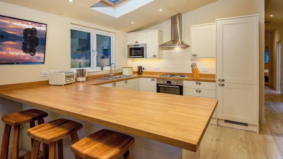 Osprey, sleep 6, hot tub, pet friendly | Private kitchen | Full-size fridge, microwave, oven, stovetop