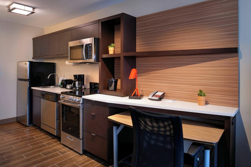 Full-size fridge, microwave, stovetop, dishwasher