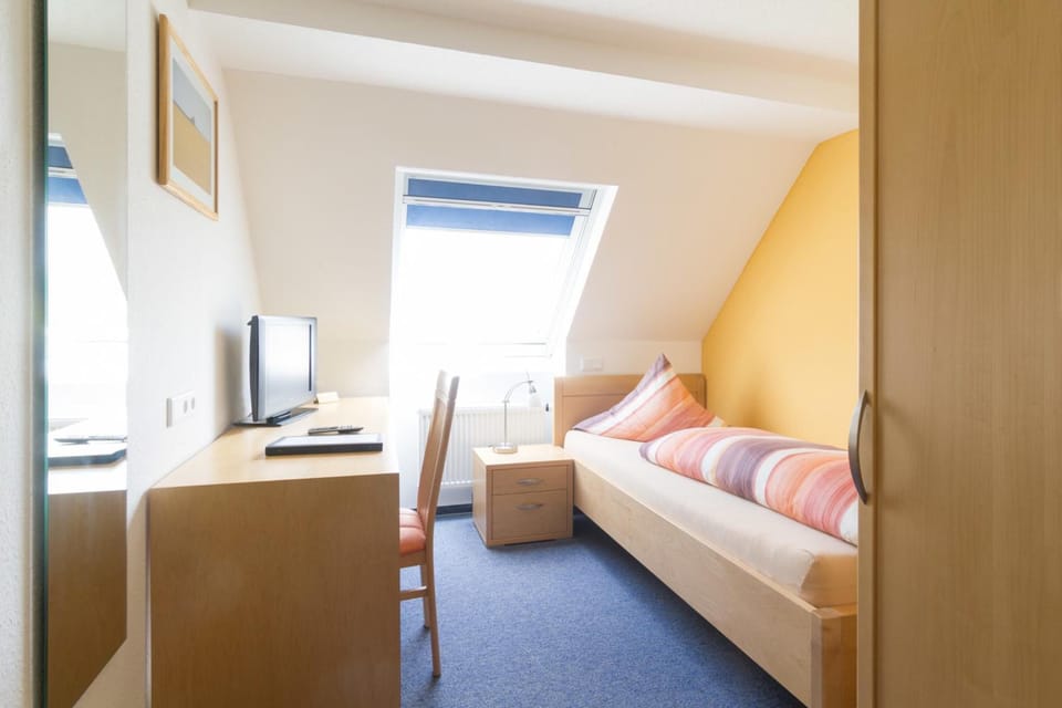 Hypo-allergenic bedding available, rollaway beds (surcharge)