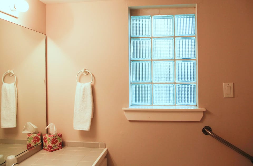 Budget Queen | Bathroom | Combined shower/tub, towels