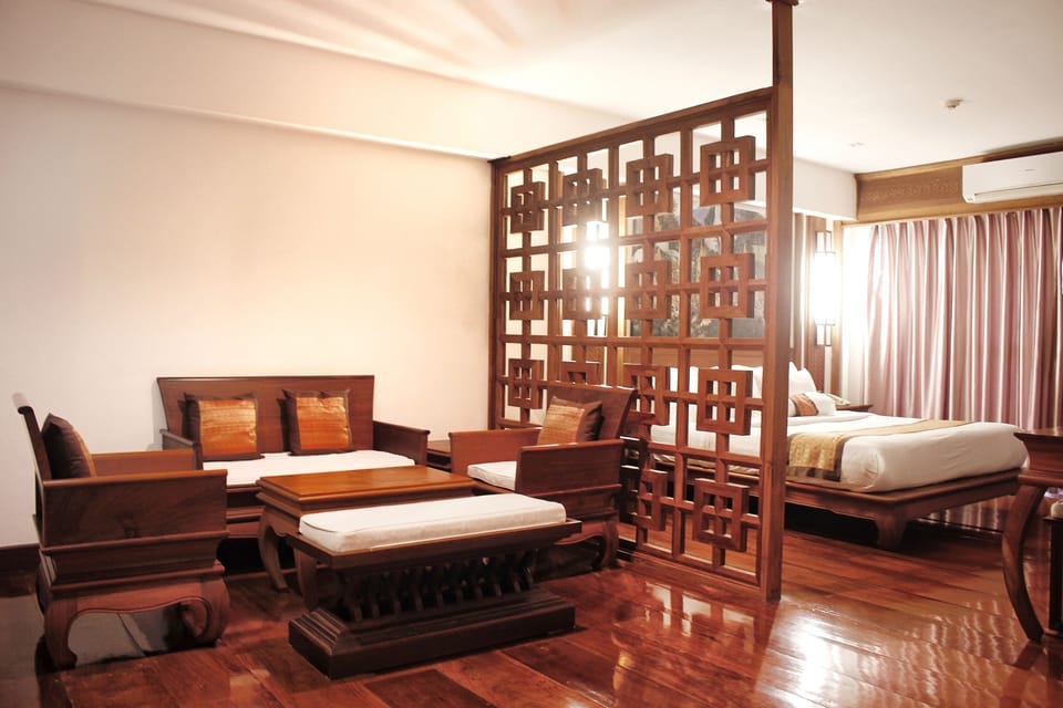 Deluxe Suite | Minibar, in-room safe, desk, blackout drapes