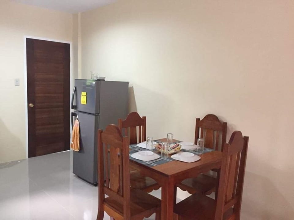 Exclusive Apartment, 2 Queen Beds, Non Smoking | In-room dining