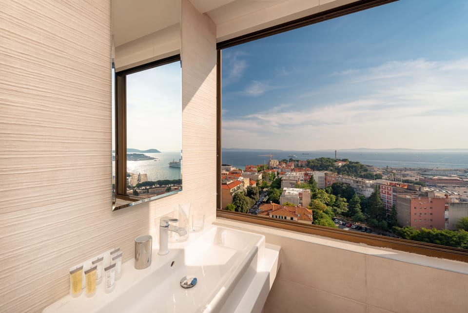 Studio Suite, Sea View | Bathroom | Shower, free toiletries, towels