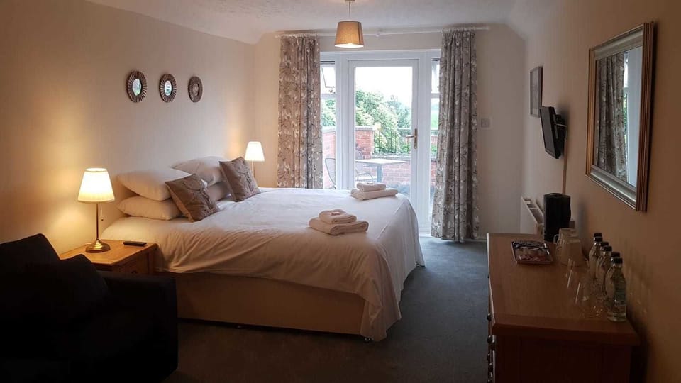 Family Room (Room 8) | Desk, iron/ironing board, free WiFi, bed sheets