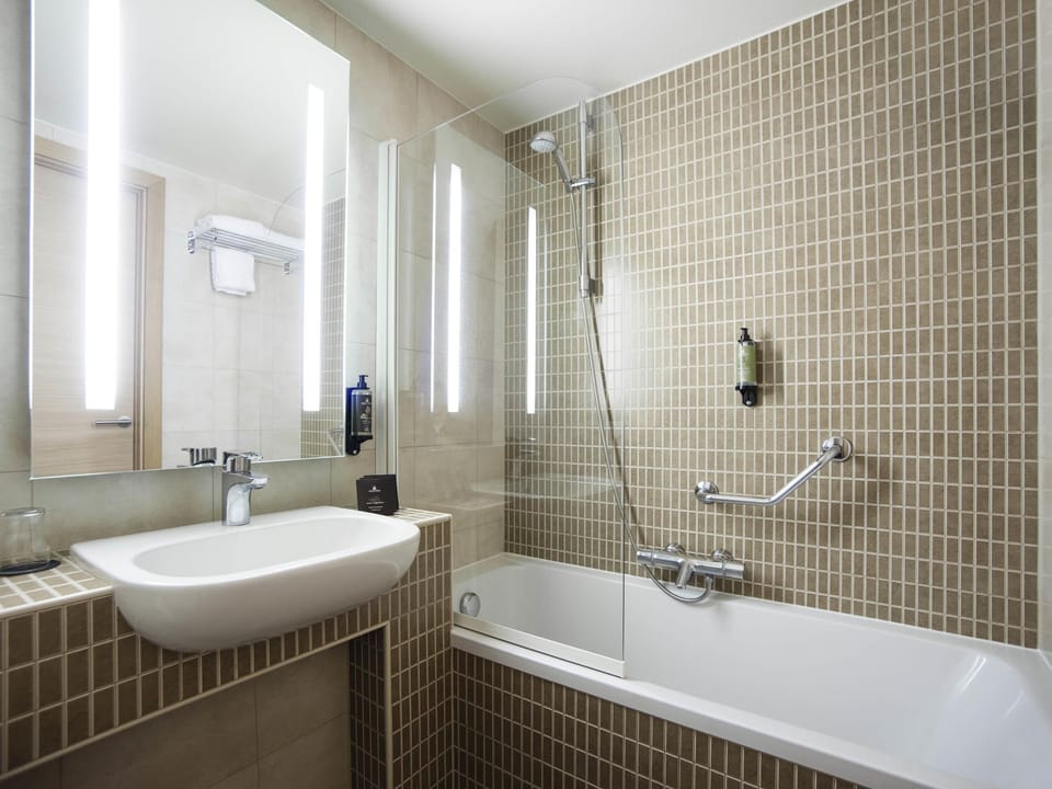 Combined shower/tub, eco-friendly toiletries, hair dryer, towels