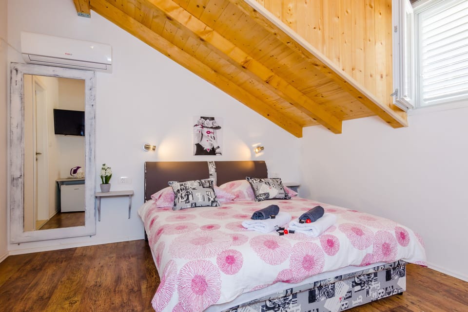 Double Room (5) | Free WiFi, bed sheets