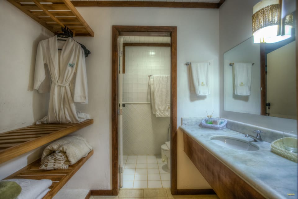 Superior Apartment, 1 King Bed, Non Smoking, Partial Sea View | Bathroom | Combined shower/tub, free toiletries, hair dryer, bathrobes