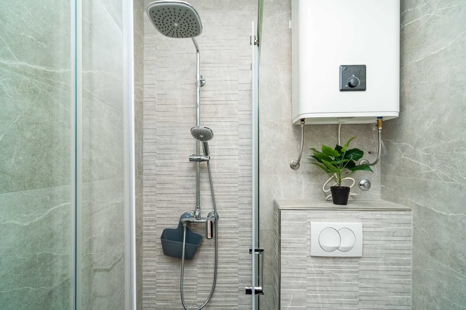 Studio (Apartment & Rooms Papa - Studio Apart) | Bathroom | Shower, towels