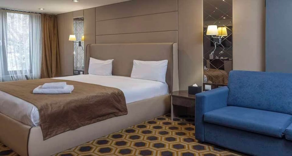 Family Room, 1 King Bed, Ensuite | In-room safe, desk, iron/ironing board, free WiFi