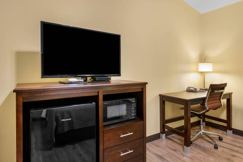Room, 1 Queen Bed, Accessible, Non Smoking | Desk, free WiFi, bed sheets