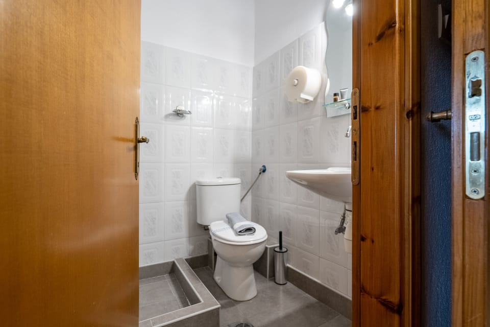 Economy Double Room | Bathroom | Shower, free toiletries, hair dryer, slippers