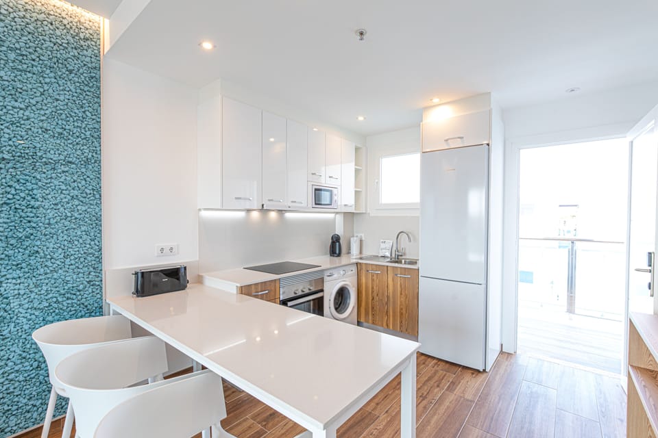 Full-size fridge, microwave, oven, stovetop