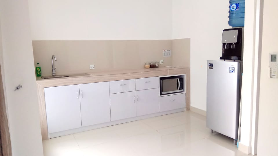 Family Apartment, 1 Bedroom, Non Smoking | Private kitchenette | Stovetop, electric kettle, cookware/dishes/utensils