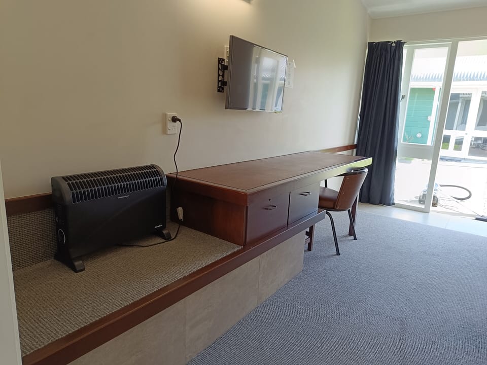 Superior Studio Unit Triple  | Desk, laptop workspace, WiFi (free), bed sheets