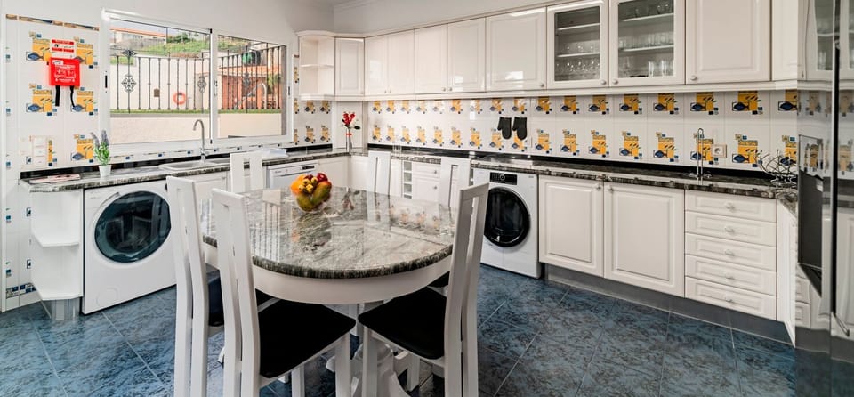 Full-size fridge, microwave, oven, stovetop