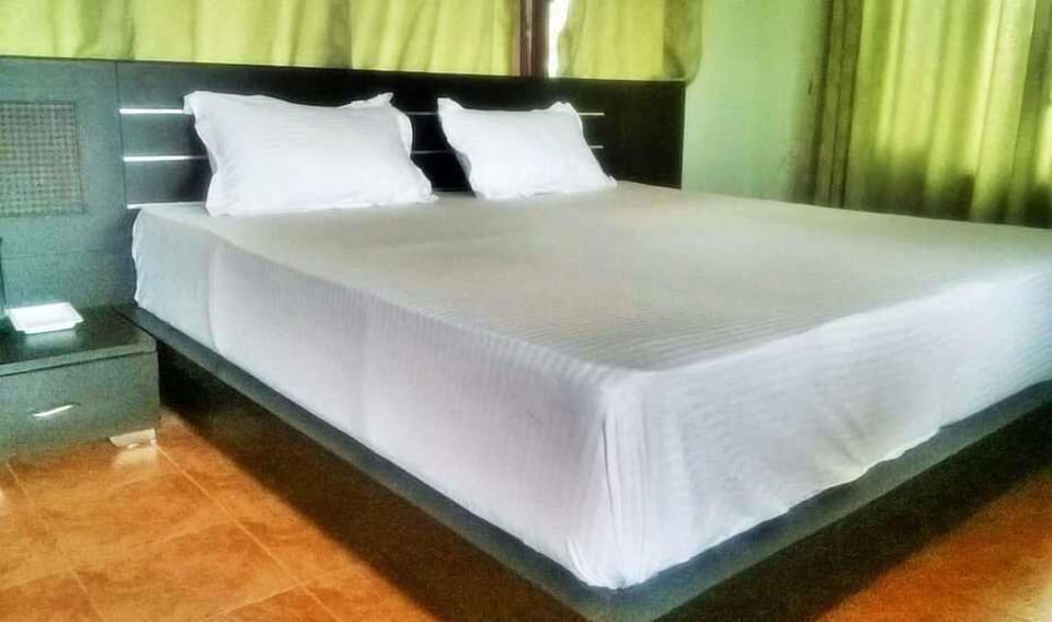 Deluxe Room, 1 Double Bed, Non Smoking | Desk, free WiFi