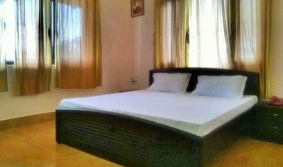 Deluxe Room, 1 Double Bed, Non Smoking | Desk, free WiFi