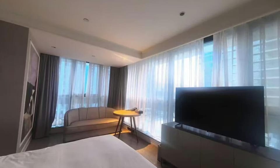 Executive Room, 1 Double Bed | Minibar, in-room safe, desk, blackout drapes