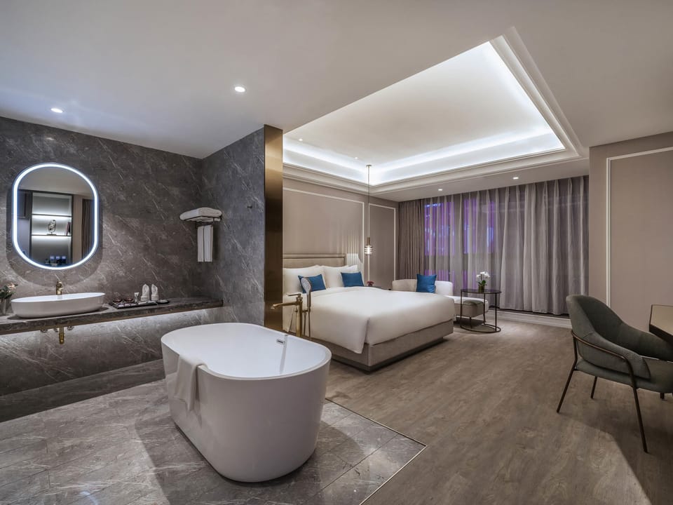 Executive Room, 1 King Bed | Minibar, in-room safe, desk, blackout drapes