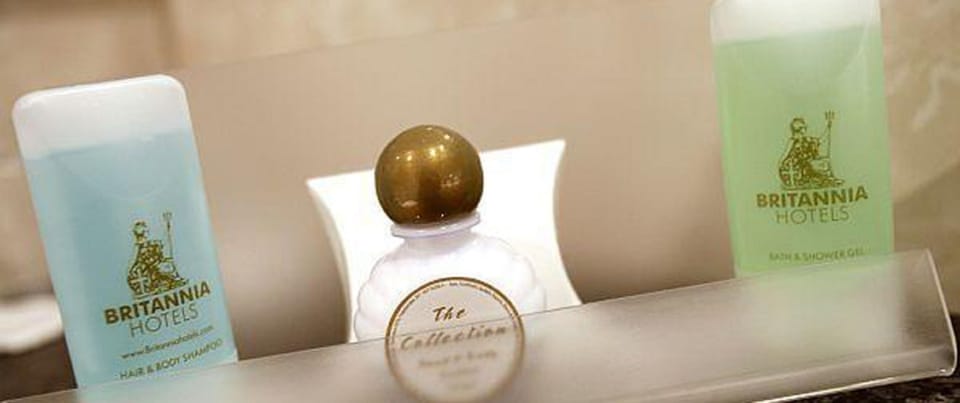 Combined shower/tub, free toiletries, towels