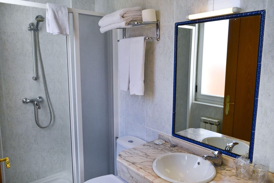 Single Room | Bathroom | Deep soaking tub, towels