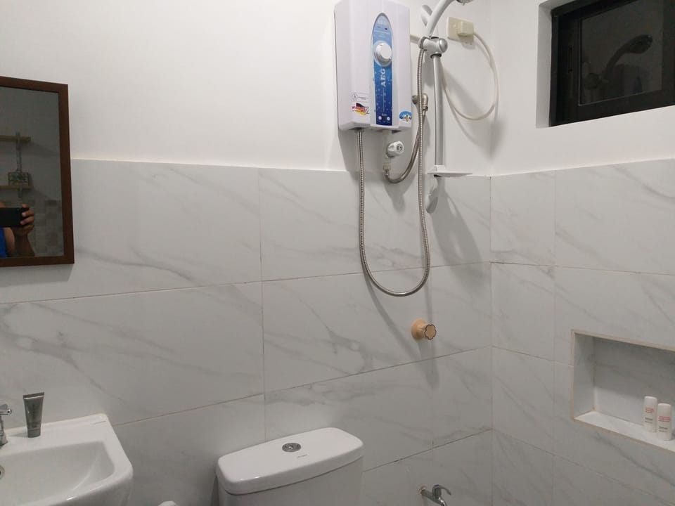 Deluxe Room | Bathroom amenities | Shower, free toiletries, towels
