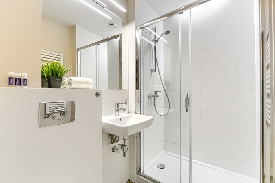 Superior Apartment, 1 Queen Bed with Sofa bed, Non Smoking | Bathroom | Shower, hair dryer, towels